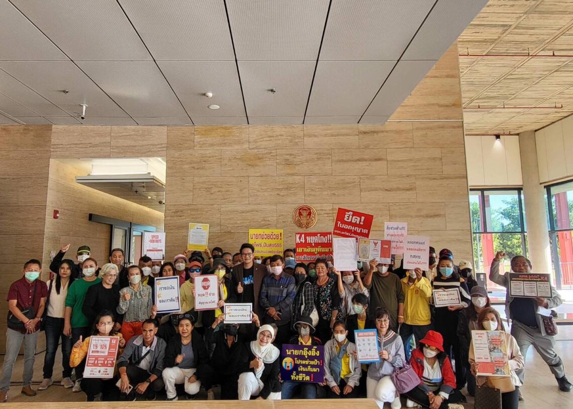 พาผู้เสียหายK4มาสภา ไม่ไหวแล้วขอความยุติธรรมด้วย

แถลงข่าวถึง กสทช หน่อยนะครับ ท่านล่าช้าปล่อยให้เกิดความเสียหายกรณี K4 
ออกใบอนุญาตสัญญาณโทรศัพท์ให้เ…