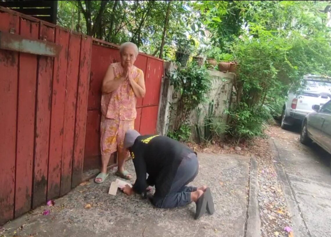 ‘สารวัตรแจ๊ะ’ ตามหา ‘กุมารแพทย์หญิง’ ผู้ช่วยชีวิตทารกน้อยผ่านทางโทรศัพท์เมื่อ 32 ปีที่แล้ว ให้กลายมาเป็นตำรวจนครบาลในวันนี้ วินาทีพบหน้า ก้มกราบน้ำตาค…